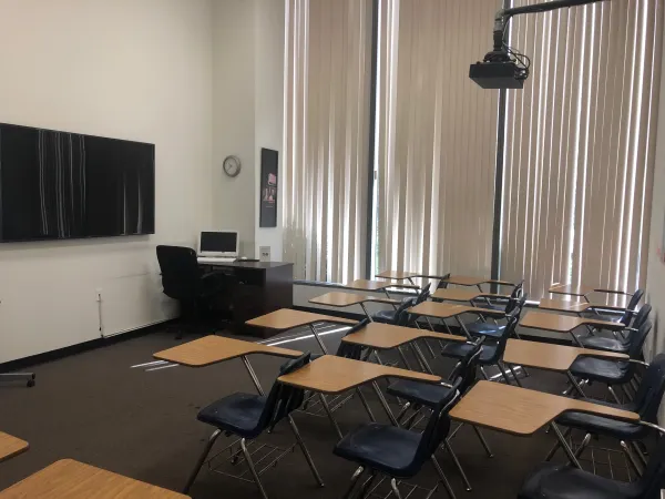 テレビが設置されたロサンゼルス・サウスウエスト・カレッジの教室 Los Angeles Southwest College classroom with television