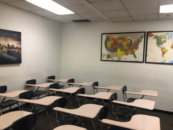 Los Angeles Southwest College classroom with maps ロサンゼルス・サウスウエスト・カレッジの教室と地図